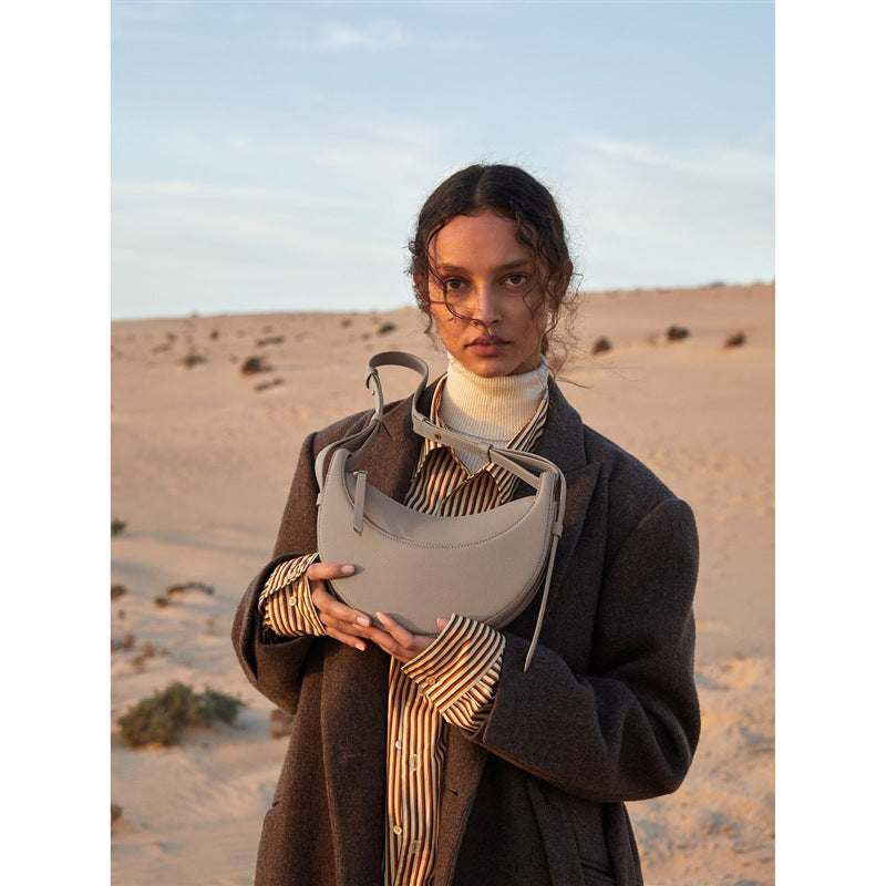 Sac à bandoulière en forme de demi-lune – Moderne, Minimaliste & Chic sans Effort