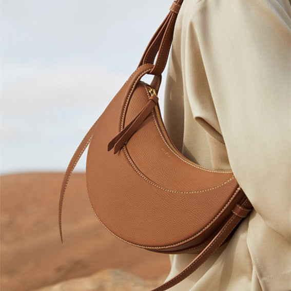 Sac à bandoulière en forme de demi-lune – Moderne, Minimaliste & Chic sans Effort