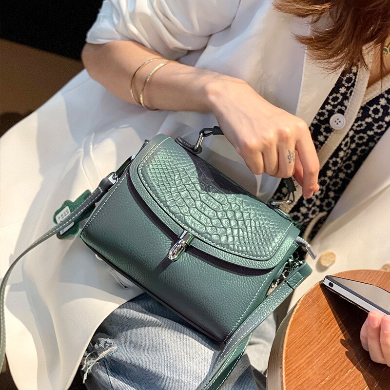 Sac à Main Effet Croco Classique en Cuir de Luxe