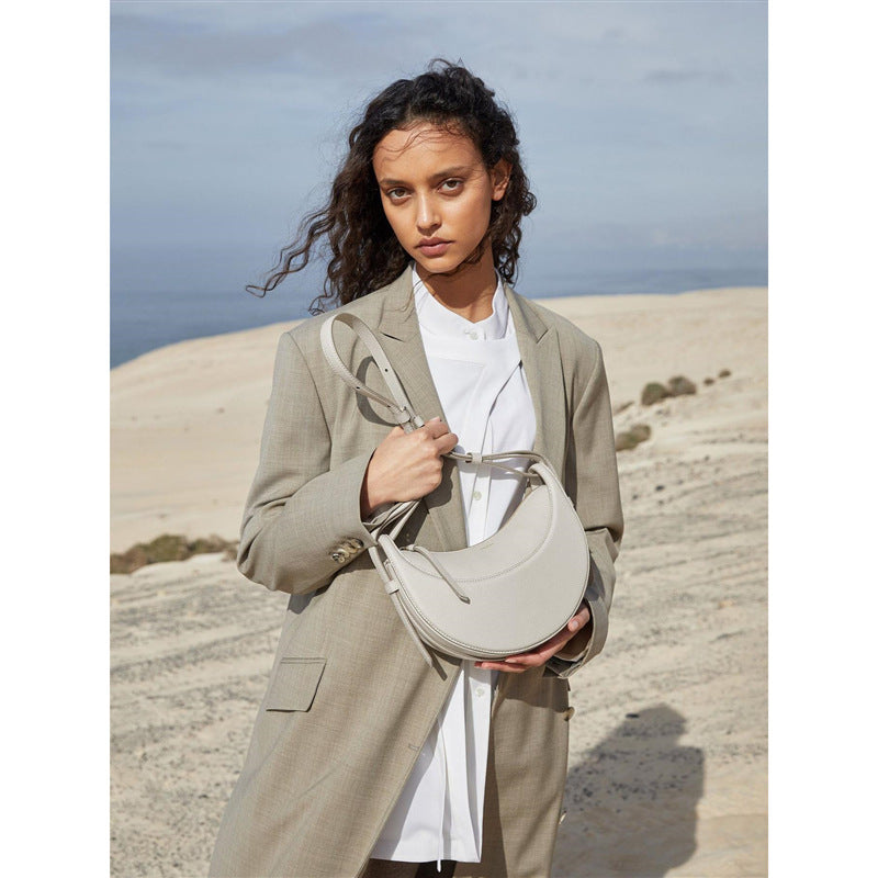 Sac à bandoulière en forme de demi-lune – Moderne, Minimaliste & Chic sans Effort