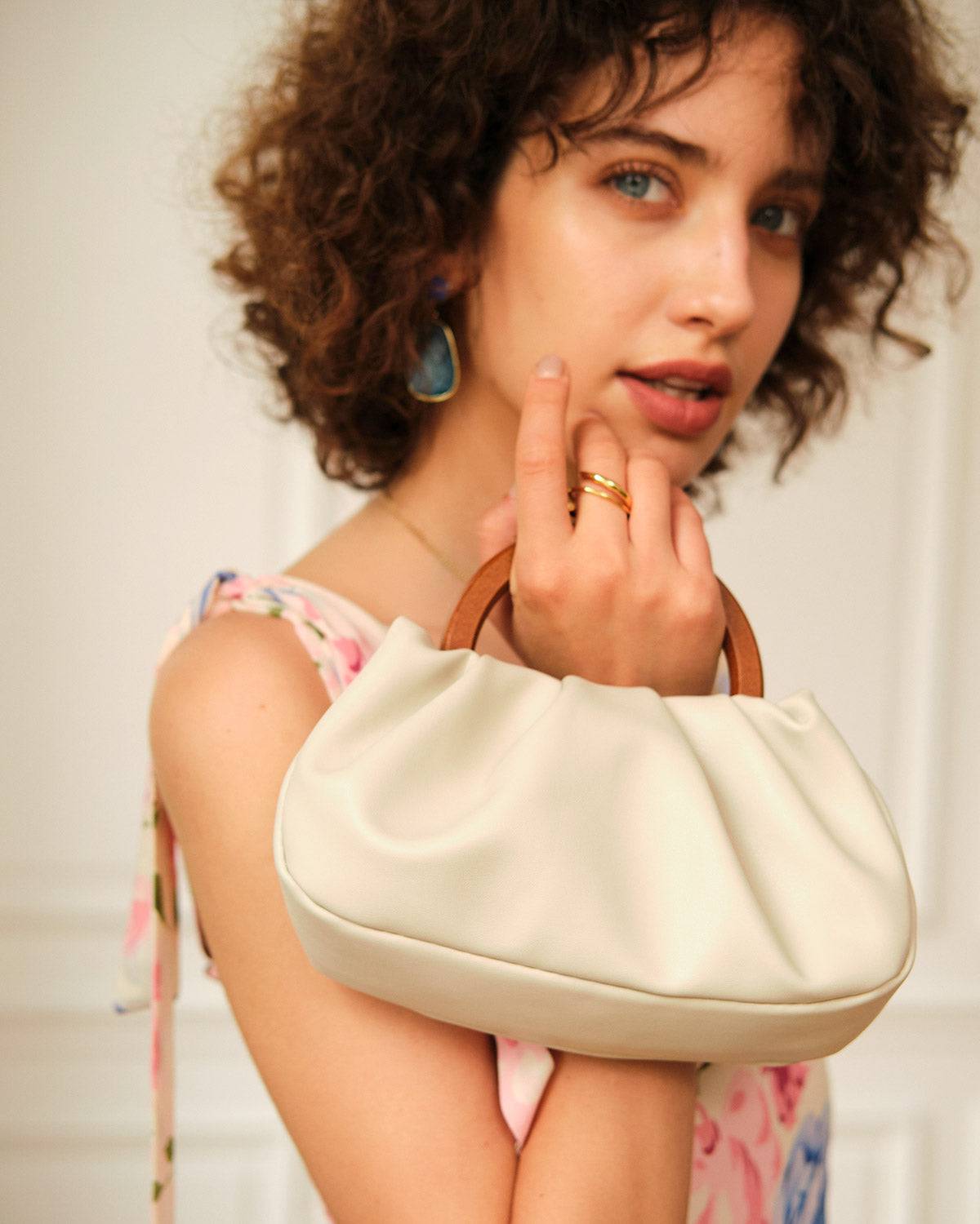 Sac à main plissé avec poignée en bois