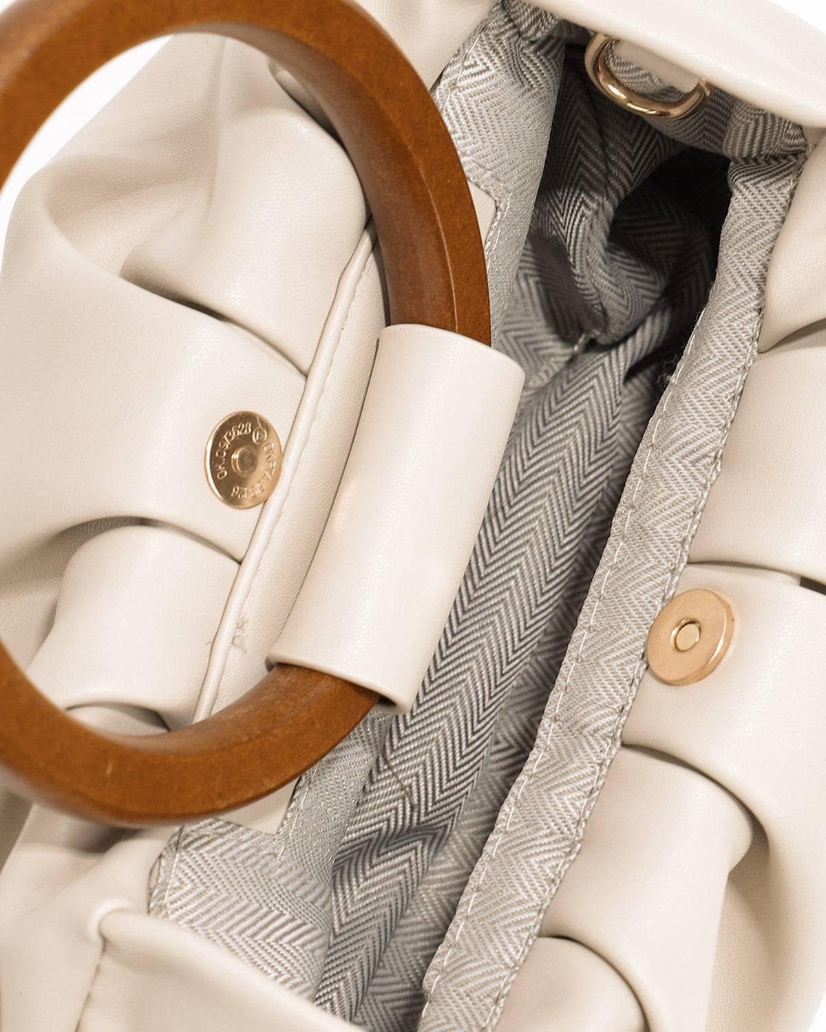 Sac à main plissé avec poignée en bois