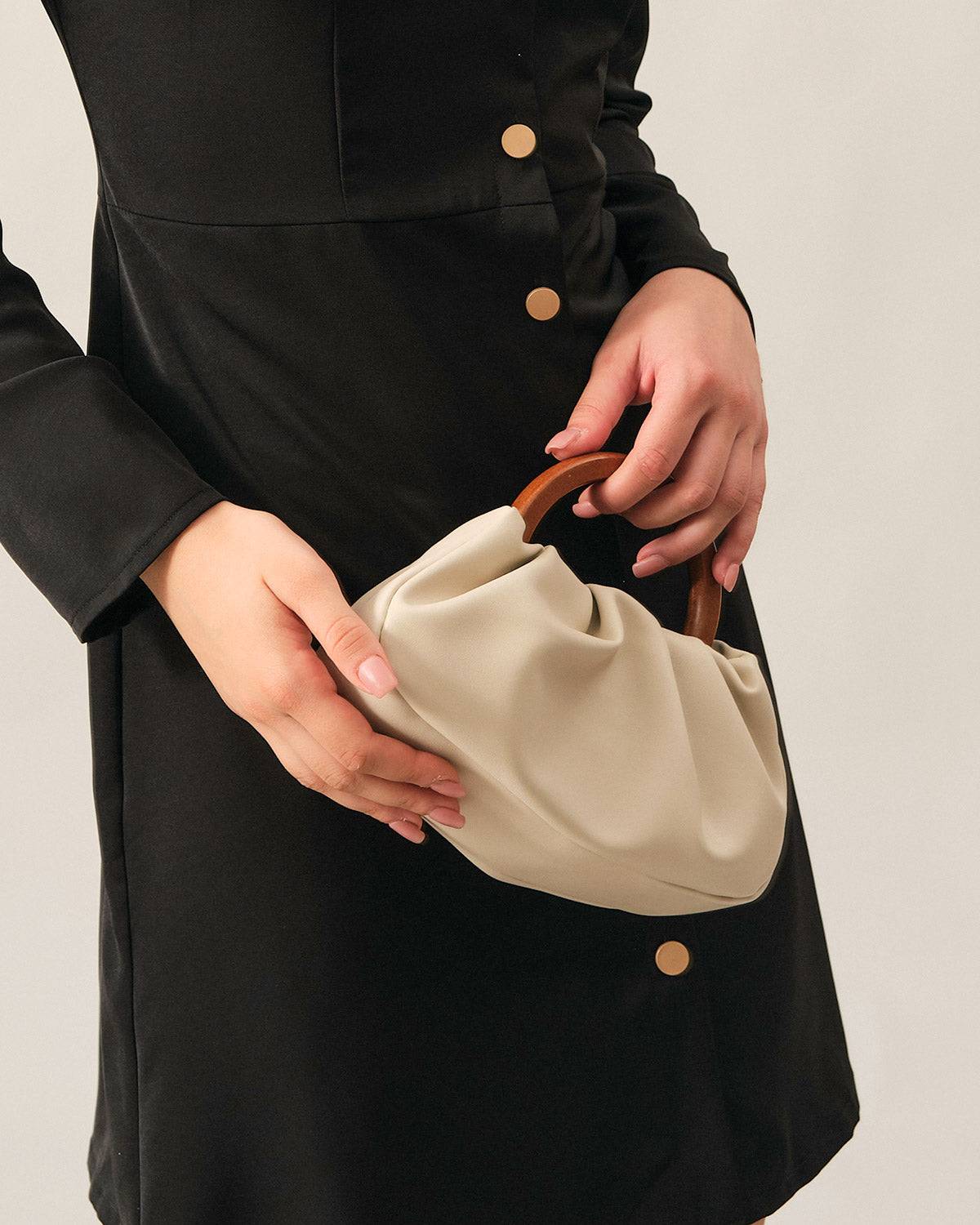 Sac à main plissé avec poignée en bois