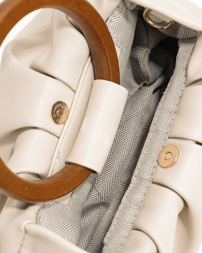 Sac à main plissé avec poignée en bois